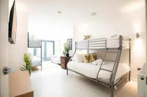 Central Townhouse With Roof Terrace - Image 2