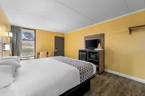 Budget Inn Charlotte - Image 5
