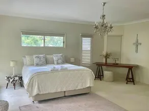 Walk to beach luxe family home - Image 5