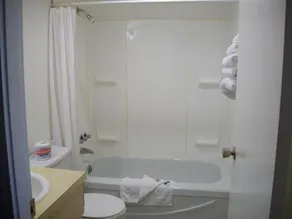 Hospitality Courtyard Inn - Image 2