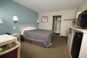 Days Inn by Wyndham Portland Central - Image 2