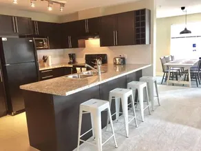 3 Bedroom Condo Steps To Lake & Stroll To Downtown - Image 3