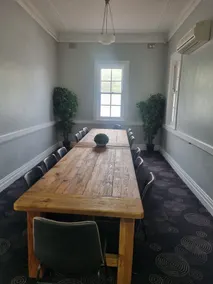 Commercial Hotel Young - Image 2