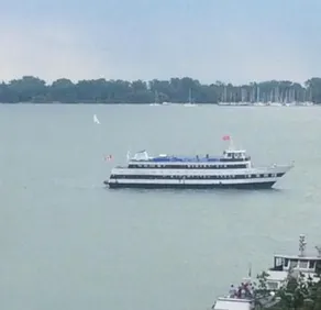 2 bedroom Cando across the lake with stunning lake view - Image 3