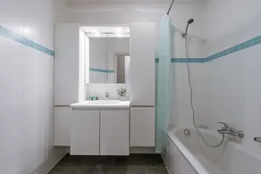 Bright Apartment With Large and Sunny Garden - Image 2