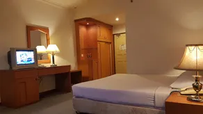OYO 1178 Plaza Hotel Tanjung Pinang - Image 2