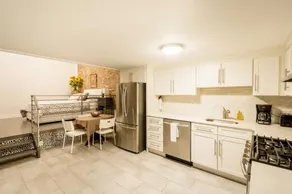 LazyKey Suites Stylish 2BD Loft in the Heart of Old City - Image 5