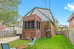 Charming 2BR Flat Walk to Downtown Royal Oak - Image 2