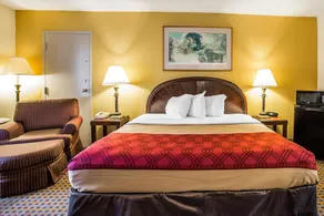 ECONO LODGE  INN & SUITES - Image 5