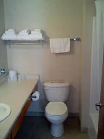 Carriage House Motor Inn - Image 3