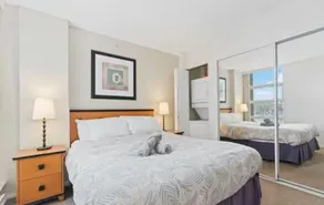1BD+Den condo, with free parking in Downtown! - Image 3