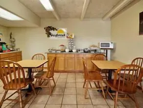 Days Inn by Wyndham St Louis North - Image 3