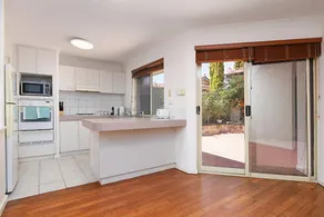 Pleasant 3 Bedroom House With Garden Close to CBD - Image 4
