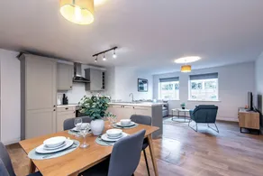 Apartment on Fulford - Image 2