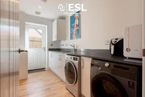 Large Modern 4 Bedroom House in Uttoxeter Near Alton Towers Great for Families - Image 3