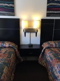 Tropics Motor Hotel - Image 2