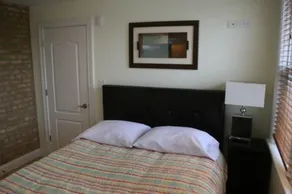 Roscoe Village Guesthouse - Image 3