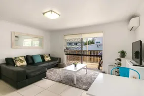 Contemporary 2 Bedroom Beachfront Apartment - Image 5