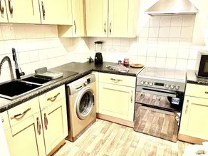Peaceful Impeccable 2 bed Apartment in Hatfield - Image 2
