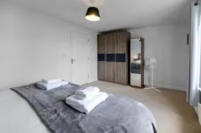 Ferndale Serviced 4 Bedroom 2 Bath house with Parking - Image 5
