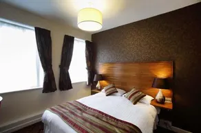 The Three Tuns Hotel Wetherspoon - Image 2