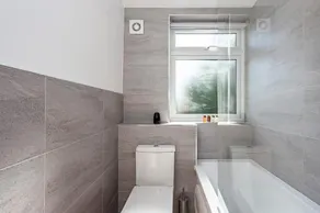 South Woodford 2 Bed En-Suite House - Image 4
