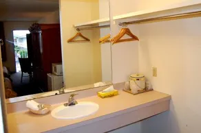 Columbus Inn - Image 2
