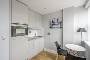 LUXURIOUS ONE BEDROOM APARTMENT IN BOND STREET - Image 2