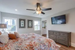 Gorgeous Upgraded 5 Bedroom & 3 Bath Home with pool - Image 5