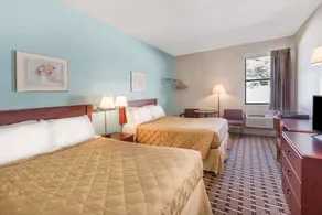 Super 8 by Wyndham Knoxville Downtown Area - Image 2