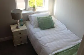 5 mins walk to Carrick - Sleeps 12 - Off road parking - Modern house - Image 5
