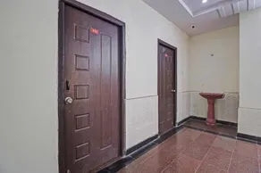 Flagship Hotel Lavish Stay - Image 3