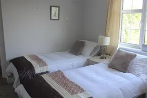 5 mins walk to Carrick - Sleeps 12 - Off road parking - Modern house - Image 2
