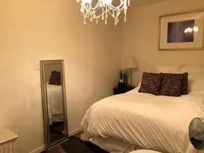 1 Queen Room In A 3 Bedrooms 1 Bathroom House- 10 Mins To Times Square - Image 2