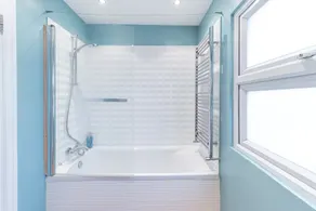 Stylish 2 bed flat with ensuites - Image 2