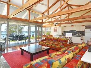 Morisset Bay Waterfront Views House - Image 3