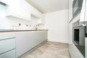 Impeccable 2-bed Apartment Close to City Centre - Image 5