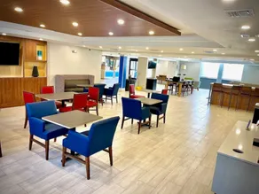 Comfort Inn & Suites - Image 5