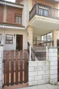 Chalet en urbanización con piscina - Image 5
