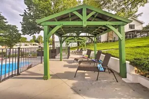 Welcoming Downtown Branson Cottage with Pool Access - Image 3