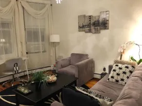 1 Queen Room In A 3 Bedrooms 1 Bathroom House- 10 Mins To Times Square - Image 5