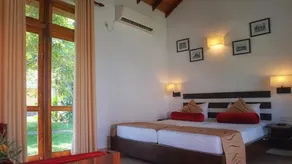Saunter Paradise Hotel - Image 2