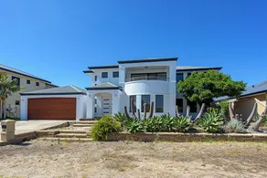 Seacrest Luxurious Holiday Home - Image 3