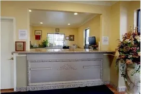 Hometowner Inn And Suites - Image 2
