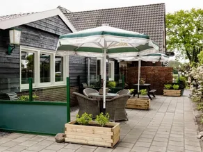 Comfortable holiday home with garden - Image 2