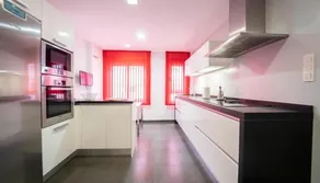 Increíble piso céntrico con parking y piscina, ideal para familias! - Image 4