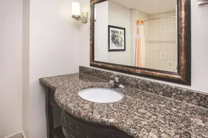 La Quinta Inn & Suites by Wyndham Dallas South-DeSoto - Image 2