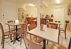 Econo Lodge - Image 2