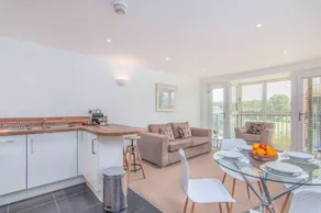 Executive Apartment near Stansted Airport - Image 2