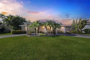 Comfy Home W/ Heated Pool Near Siesta Key Beach 2 Bedroom Home - Image 2
